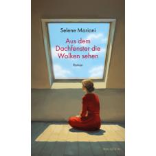 Aus dem Dachfenster die Wolken sehen